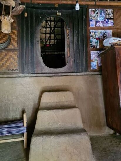 Oben ist die Küche. Es gibt Strom, aber noch kein Wasser.