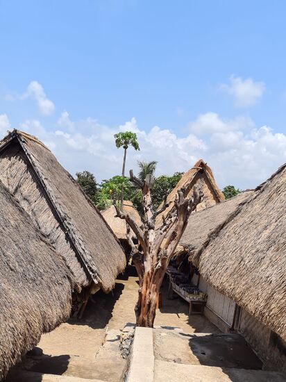 Das Sade Traditional Village hat mehrere einzigartige Traditionen, eine davon ist die Hochzeitstradition. Wenn Frauen heiraten, müssen sie zuerst von den Männern entführt werden. Später ist der Ort, an dem sich der Mann und die Frau treffen, bevor die Frau entführt wird, vor dem Sade-Liebesbaum.
 Der Tradition nach wird die Braut entführt, solange, bis sich die Eltern der Braut einverstanden erklären zur Heirat. Eine Frau darf allerdings erst heiraten, wenn sie die Kunst des Webens beherrscht.