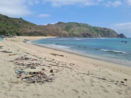 Leider auch hier am Strand das Müllproblem. Wenigstens hat man den Müll schon zusammen gekehrt.