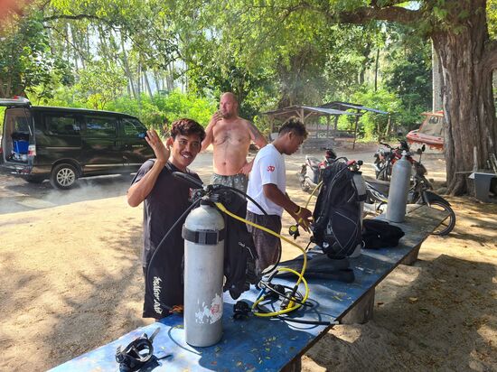 2 Tauchgäste und ein Guide.
Wir gehen direkt vom Strand ins Wasser.