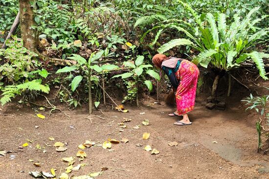 Die Dame fegt ihr Plätzchen vor ihrem Lädchen - im Wald.
Da fällt mir dann spontan ein Lied aus früheren Tagen ein...... summt....