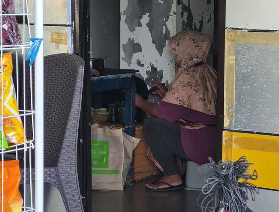Noch am Hafen von Senggigi in Lombok. Gekocht  wird sitzend auf einem umgedrehten Schüsselchen.