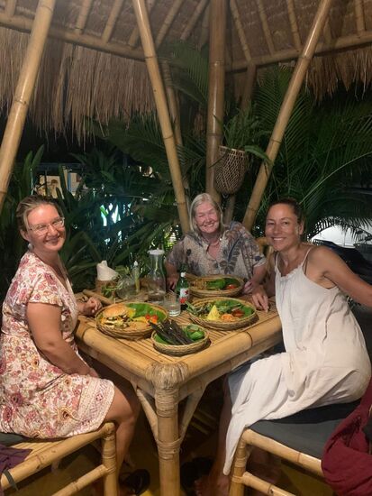 2 nette Frauen am Strand kennen gelernt, und am Abend in einem sehr guten Restaurant Essen gewesen. Wie ich dann erfahren habe, der Besitzer vom Cafe Rimba.