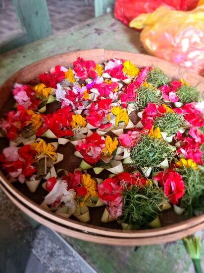 die Opfergabenschälchen werden jeden Tag aufs Neue gebastelt und verteilt. Mehrmals täglich.