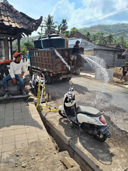 Es wird mehrmals täglich gewässert, damit nicht alles im Staub versinkt.