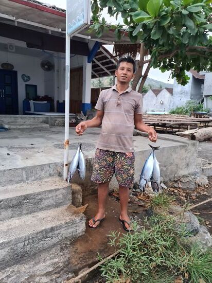 Auch er ist sehr zufrieden mit seiner Beute.