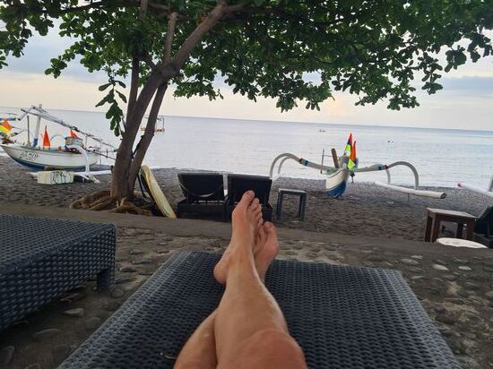 3 Möglichkeiten, die Füsse Richtung Wasser zu strecken.
So...