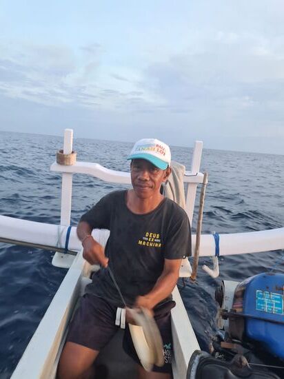 Komang läßt die Leine ins Wasser und zieht auch immer wieder nach oben.
An der Leine sind 3 Köder in unterschiedlicher Höhe