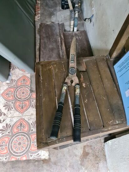 Das ist die Rasenmähmaschine dazu!