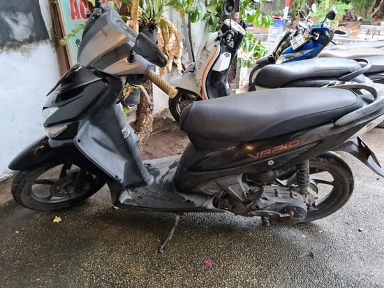 Der Fischer hat mir übrigens auch seinen Roller geliehen. Etwas in die Jahre gekommen, der Scooter, hat aber einwandfrei funktioniert.