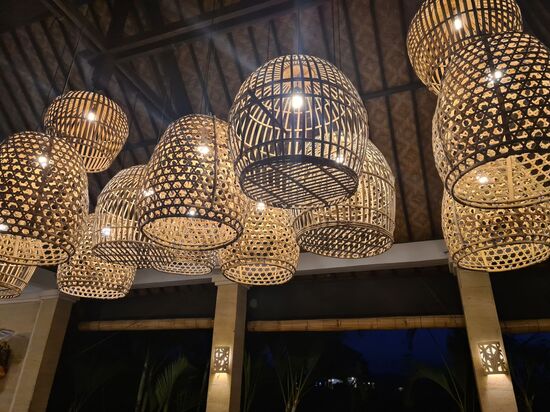 Abends wird es gemütlich. Diese Lampenschirme sind eigentlich Körbe für die Hähne.