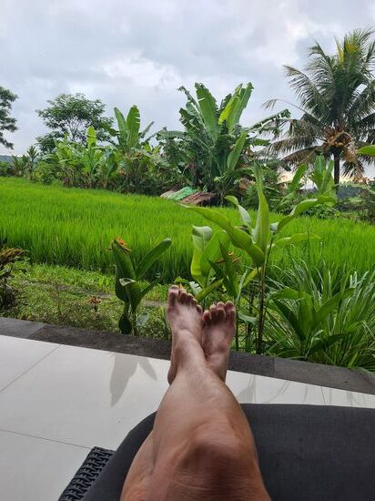 Dieses Mal das Fussfoto nicht Blick aufs Wasser, sondern ins Grüne