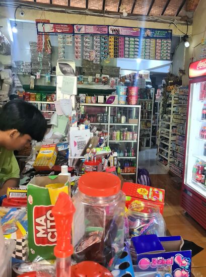 Ein größerer Laden, wo es alles gibt. Mitten in den Reisfeldern.