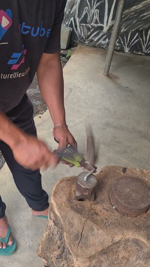 Dann wird es in Form geklopft, wieder erhitzt und dann durch eine Presse gegeben und immer wieder gepresst, bis es die nötige Länge erreicht hat.