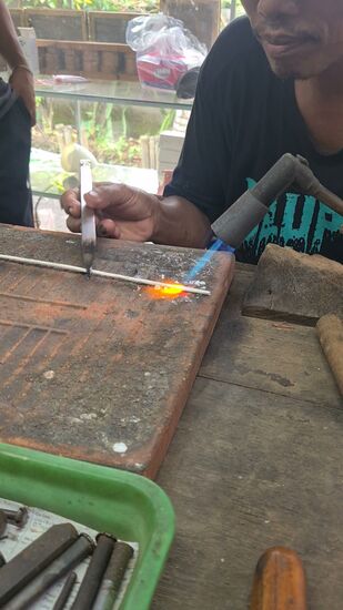 Es wird mit Wachs eingestrichen und bekommt ein Zinnbad.