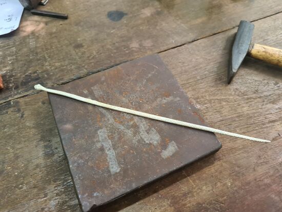 Der Kopf wird immer wieder in die Form geschlagen und dann wird der Körper in Form gebracht.