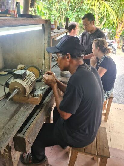 Schleifen und Polieren.