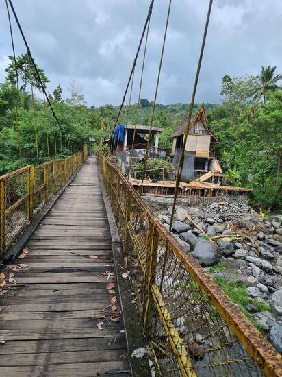 Die gelbe Brücke. Auf die Bohlen sollte man nicht so genau hingucken....