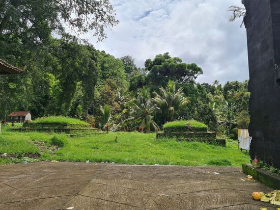 Etwas ausserhalb des Dorfes sind 2 Verbrennungsplätze.
Offensichtlich gab es länger keine Feier mehr, alles mit Gras überwachsen..