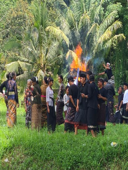 Später dann auf dem Rückweg konnte man das Feuer sehen.
Hier übrigens mit Gasflammen betrieben..
Aus Diskretionsgründen keine besseren Fotos.