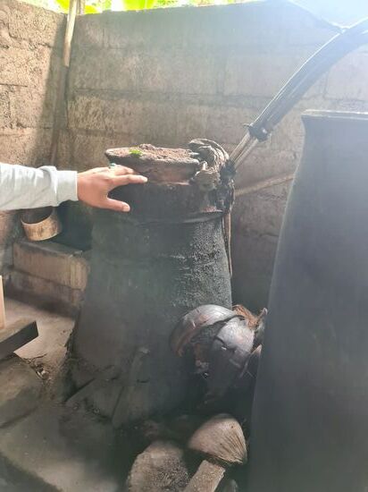 Nach einem Tag kommt das ganze in einem Kessel, es wird darunter Feuer gemacht, unter der Alkohol tropf in einen anderen Behälter..
Es gibt 15 % und 25%  Arrak.
Ich hoffe, die Erklärung stimmt einigermassen, man möge mir nachsehen, wenn ich etwas falsch erklärt habe.