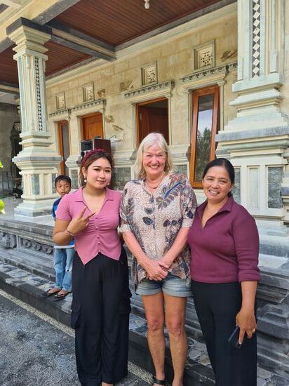 Schwiegermama und Schwägerin wollten mich gar nicht mehr gehen lassen, haben mich mit Kaffee und Kuchen und Obst bewirtet.