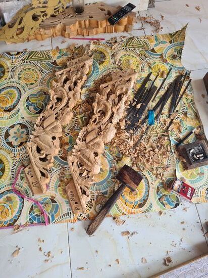 Der ältere Bruder hat, wie ebenfalls Komang das Holzschnitzen gelernt.
Alles mit Hand auf dem Fußboden sitzend..