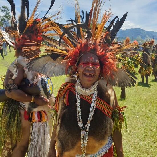 teilweise sind ganze Vögel auf dem Kopf verarbeitet,
