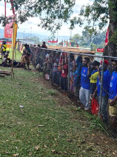 Die Zuschauer warten ungeduldig, bis sie herein gelassen werden,