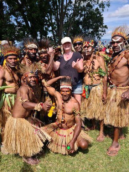 diese Gruppe wollte unbedingt ein Foto - mit allen. Und selbstverständlich werden auch die eigenen Handys gezückt.
Man weiß nicht so genau, wer hier eigentlich der "Zoo" ist. Das finde ich sehr schön, so ist es ein geben und nehmen