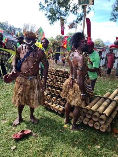 Er zieht gerade wieder seine Instrumente an.