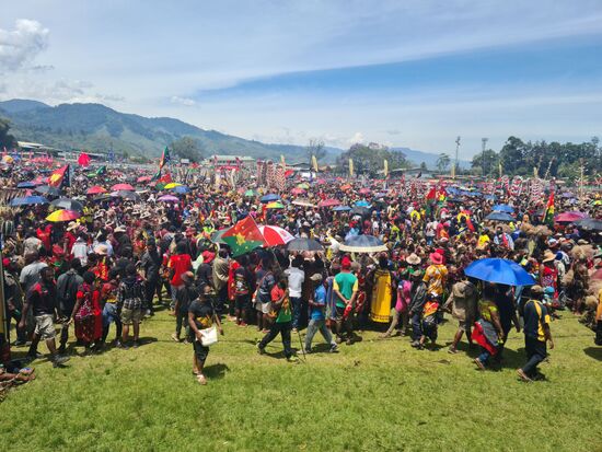 Es wird sehr sehr voll, und ich flüchte aus dem Gedränge wieder in den Schatten.
