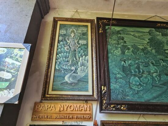 Papa Nyoman's Visitenkarte.
Total zutreffend. Ich lasse mir noch ein letztes Mal meine Füsse behandeln