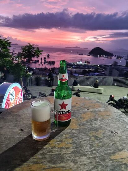 Und den Sonnenuntergang krieg ich zum Bier gratis dazu.