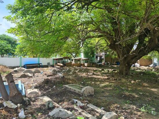 Der Friedhof liegt mittendrin und wird mehr als Abfallkorb benutzt