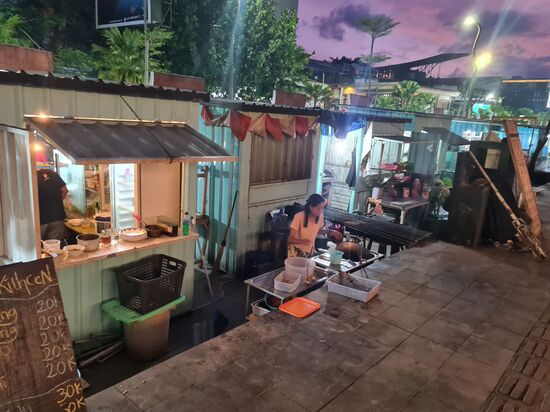 Hinter den Büdchen stehen dann Tische und Stühle, man kann zusehen, wie der Fisch zubereitet wird.