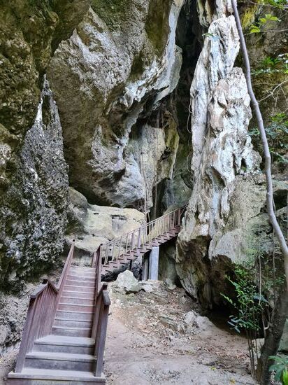 Dann klettern wir in die Höhle. und dann verstehe ich auch die Notwendigkeit eines Führers und ebenso das Tragen eines Helmes.