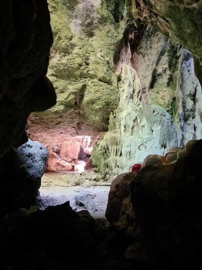 dann wieder große Hallen, und Fledermäuse gab es dazu.