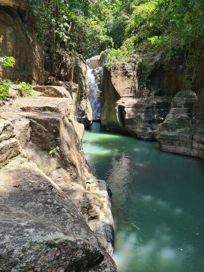 Um den Wasserfall näher zu sehen, muss man hinschwimmen. Hab ich nicht mit Handy gemacht.