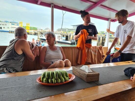 Wir werden super versorgt mit Obst nach dem 1. Tauchgang. Nach dem 2. gibt es ein Lunch, weil man bis zum 3. länger an der Oberfläche bleiben muss.