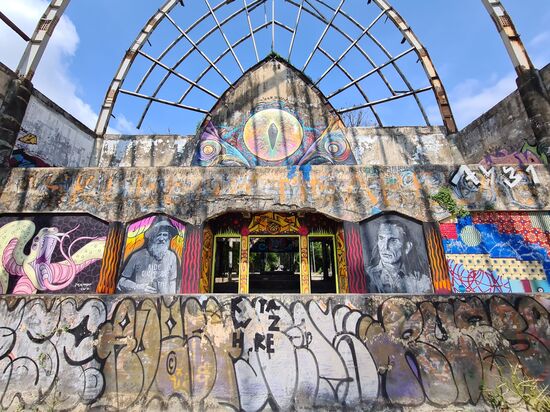 Die Gebäude verfallen langsam, die Graffitis sind zum Teil großartig.