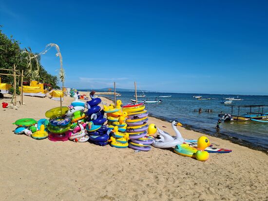 Ich besuche den Strand, der überwiegend von den Locals besucht wird.