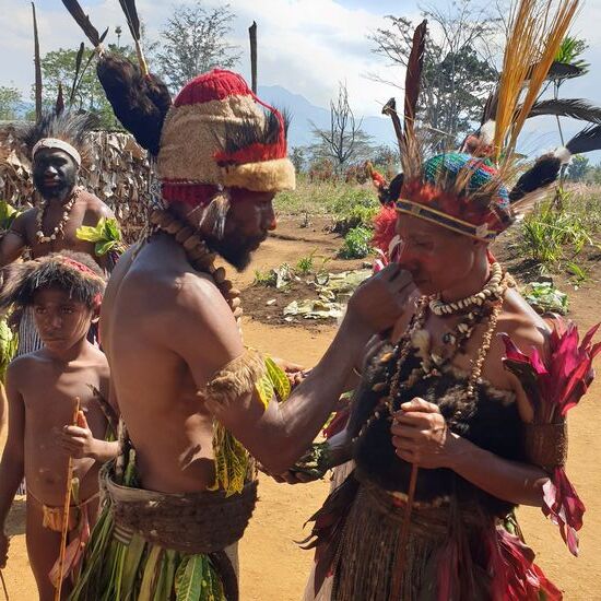 Hier wird die (für jeden Stamm eigene) traditionelle Bemalung hergestellt.