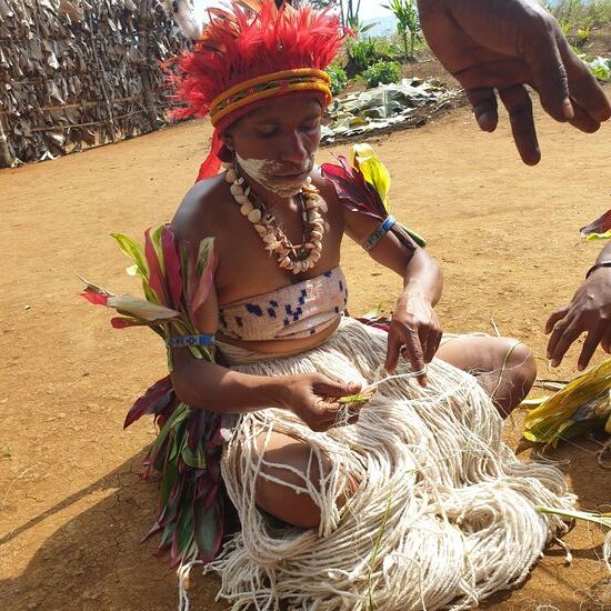 Dieses Mädchen macht die Fäden für die klassischen Bilum Taschen. Jeder - ob groß oder klein trägt sie. Für Einkäufe, Verkäufe. Babies werden darin getragen