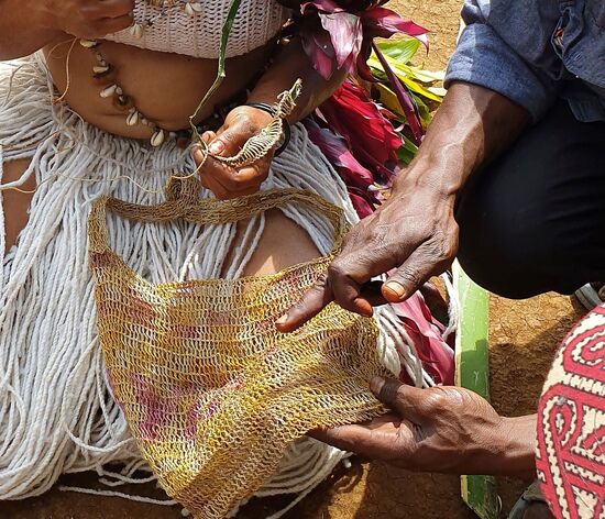 Sie knüpft die Reihen