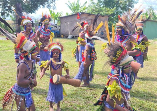 Wir werden schon erwartet, die Kinder sind ernst bei der Sache