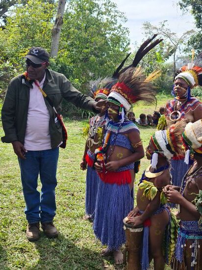 Unser Guide beschreibt, woraus der Kopfschmuck besteht. 
Federn von Paradiesvögeln  (heute haben wir gelernt, das dafür keine Paradiesvögel getötet werden, sondern die Federn, die die Vögel während der Mauser verlieren, werden aufgesammelt Auch sind ja auch das Wahrzeichen von PNG).
Muscheln, Fäden vom Sagobaum, manchmal auch eingefärbt mit Blüten oder Samen, und viele Dinge, die in der Natur zu finden sind.