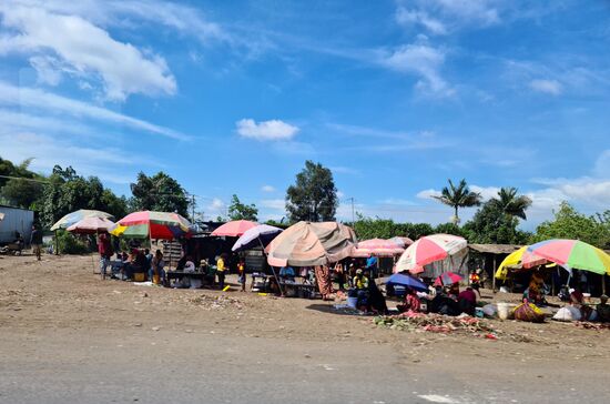 Wir fahren an vielen kleinen Marktständen vorbei.