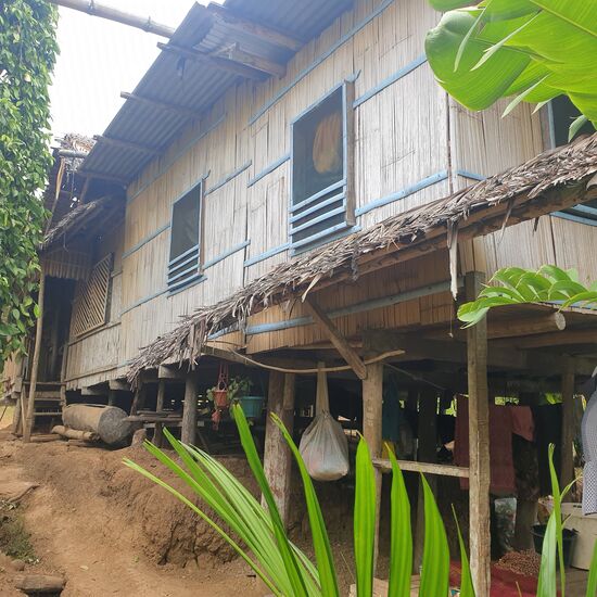 Der Dorfälteste führt uns auch durch sein Haus und zeigt uns alles