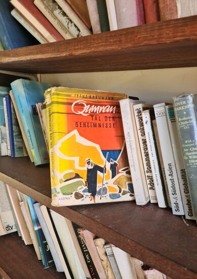 Sogar eine kleinen Bücherei gibt es, überwiegend deutsche Bücher